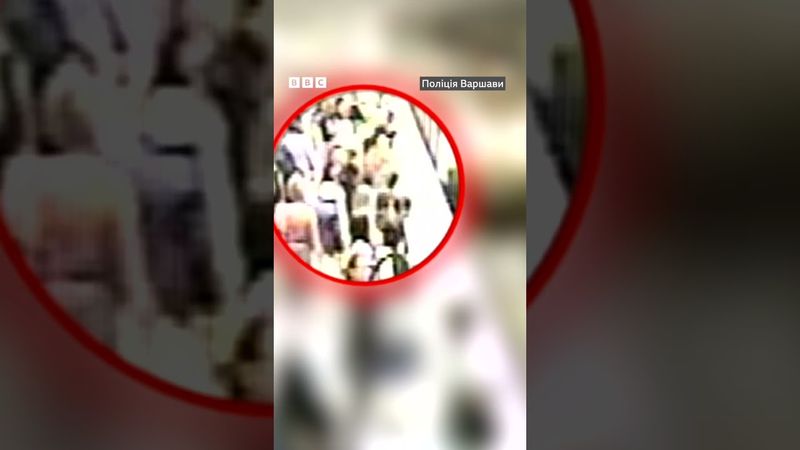 У варшавському метро чоловік спробував штовхнути жінку під потяг #shorts