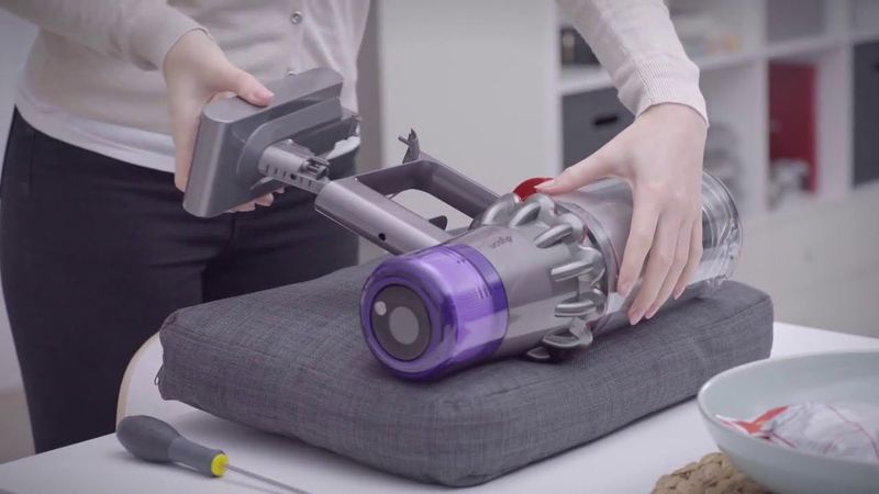 Замена аккумулятора Dyson V10, SV12