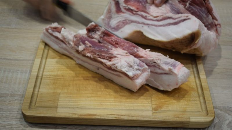 Сало за 15 минут. Обалденный вкус. Вкуснее просто нет. Соль и специи. Бабушка готовит так 50 лет