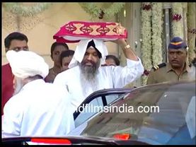 संजय कपूर ने मुंबई में करिश्मा कपूर की शादी में मेहमानों का स्वागत किया