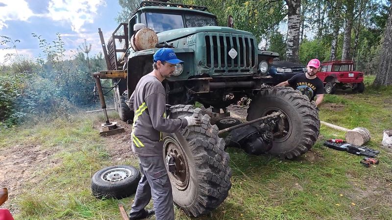 УРАЛ Лесовоз. Сняли мост и ох....
