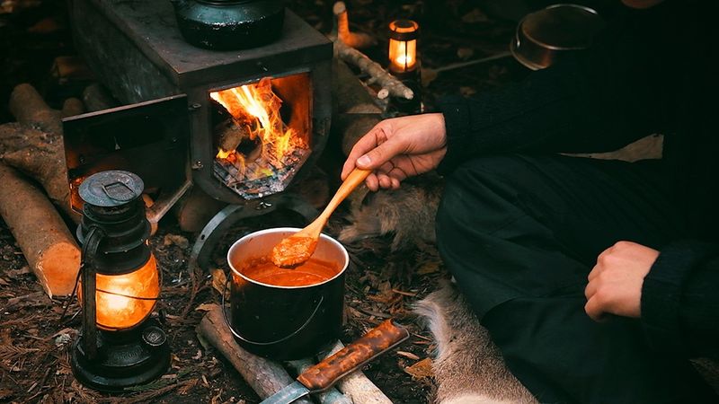 Camping en solitaire parfaitement paisible｜Sons de rivière et de feu de camp (ASMR)