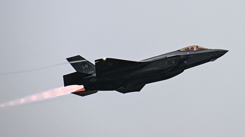 F-35A Lightning II Steals Show at Dubai Airshow with INSANE Aerial Stunts