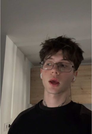 прыщ мне нащеку