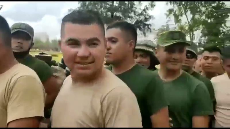 Soldados del Ejército mexicano pasando la prueba del estomago resistente
