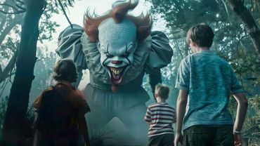 Люди в СТРАННОМ городе видят ЖУТКИХ МОНСТРОВ и бесследно пропадают [пересказ]