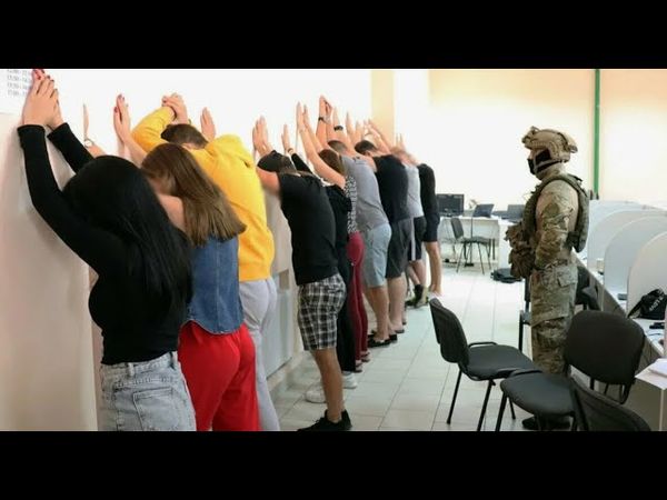 Облава ФСБ на офис телефонных мошенников.