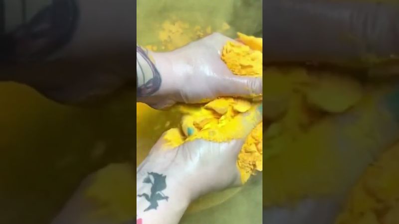 Super Flakey Dusty Yellow Chalk