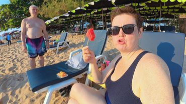 Шумные тайцы на пляже РАЗБЕРЕДИЛИ душу) Вован ВОРЧИТ( Наш Отдых в Паттайе! Болтаем ЗАГОРАЕМ) Влог