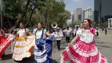 Красочный парад в Мехико посвятили коренным народам