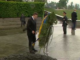 Янукович и венок .mpg