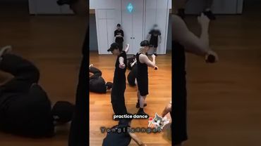 escape practice dance vs om the stage🤣 #straykids #bangchan #hyunjin  #dominate #straykidsdoit