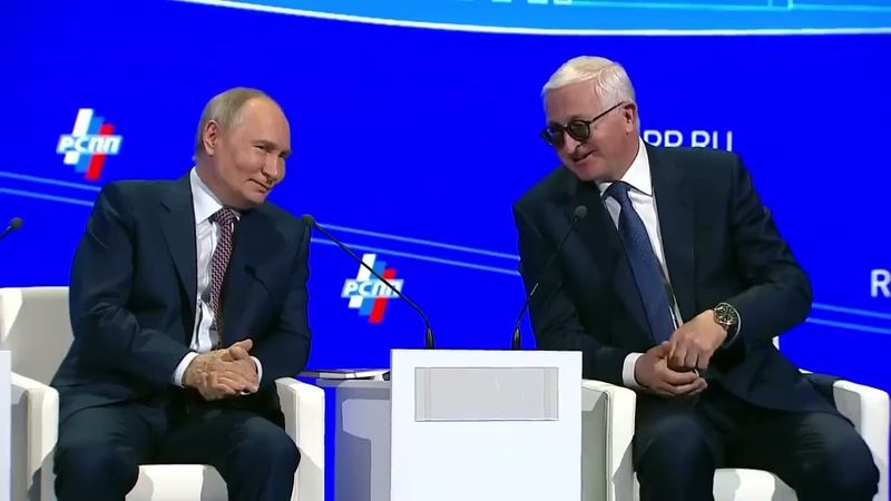 Путин успел пошутить над Песковым перед разговором с Трампом