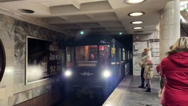 ‘Номерной’ 81-717 заезжает на станцию Университет