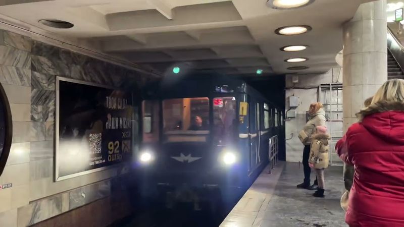 ‘Номерной’ 81-717 заезжает на станцию Университет