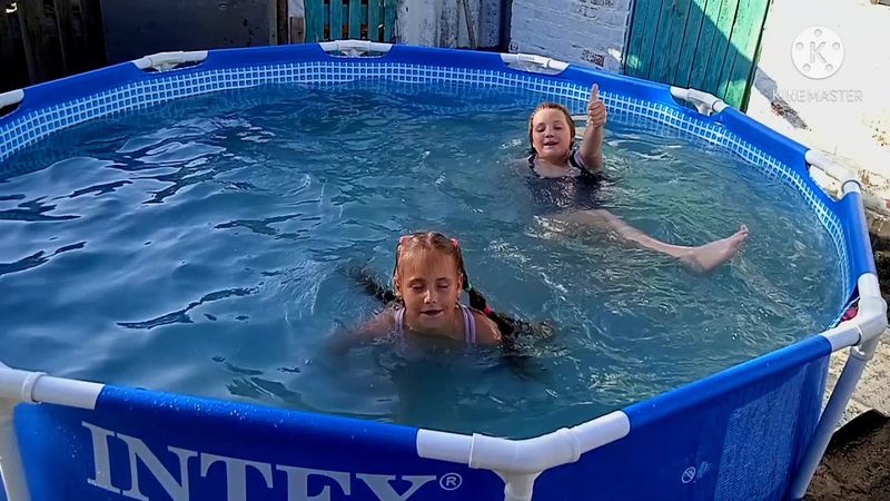 купание в бассейне