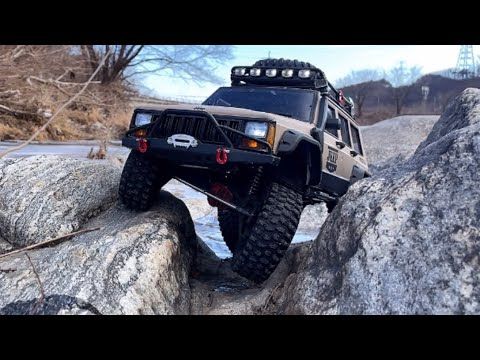 Axial SCX10 III Jeep Cherokee XJ Off-road Driving 4X4 RC Car No.18