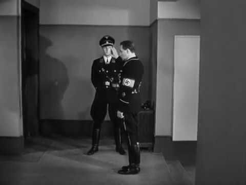 СЕМНАДЦАТЬ МГНОВЕНИЙ ВЕСНЫ. Штирлиц идет по коридору.