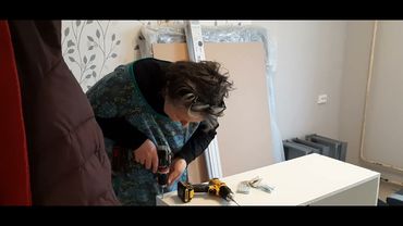 Собираю корпус кухонного шкафчика. Муж помогает.