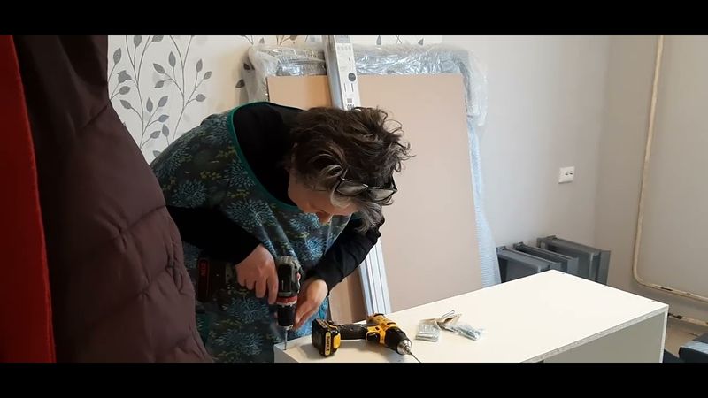 Собираю корпус кухонного шкафчика. Муж помогает.