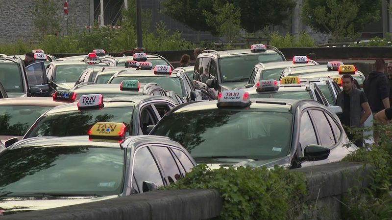 Taxi drivers protest in Pau, stronghold of the French prime minister | AFP