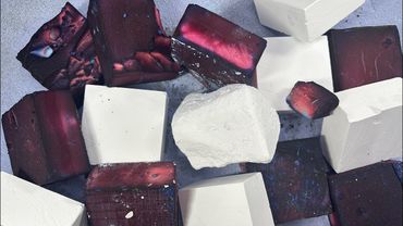 Look what’s between the fresh and dyed blocks 👀