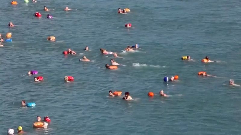 Водонепроницаемые мешки стали аксессуарами пловцов в Рейне