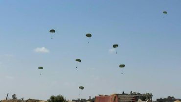 Planes drop humanitarian aid over central Gaza Strip | AFP