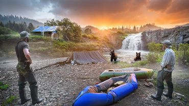 В ГЛУХОЙ ТАЙГЕ | СПЛАВ на ДИКИХ РЕЧКАХ - МЕДВЕДИ ПЕРЕКРЫЛИ ПУТЬ