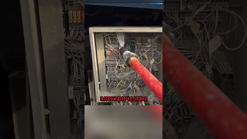 Почему электронику моют водой и она не ломается?