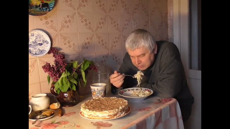 Горин ест под грустную музыку