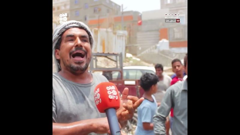 محتجون يقطعون طرقاً رئيسة بالمكلا تنديداً بتردي خدمة الكهرباء