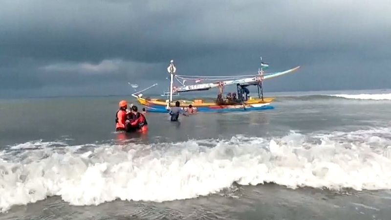 В Индонезии затонул паром с десятками пассажиров