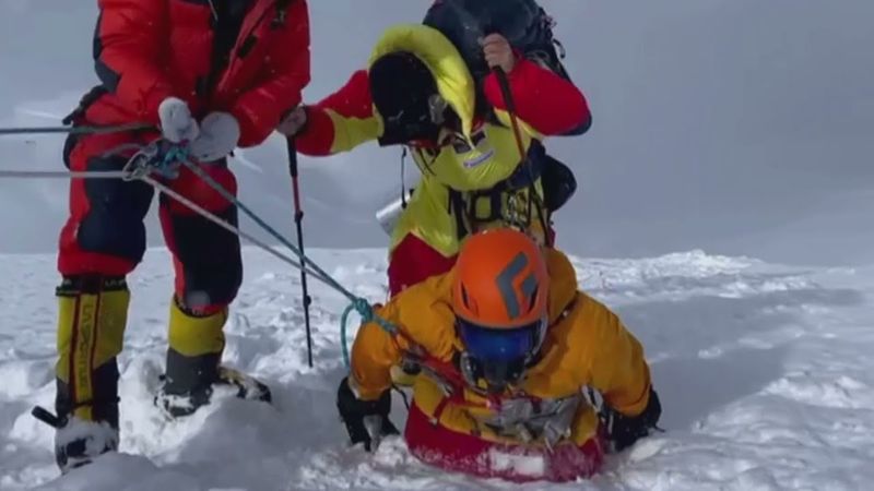 Rustam Nabiev, doble amputado de piernas, asciende al Manaslu (8.163m)