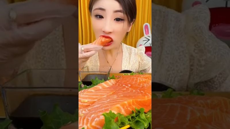 Eat fresh salmon with special taste Asmr Mukbang ញ៉ាំត្រីសាម៉ុងស្រស់ជាមួយនឹងរសជាតិពិសេស
