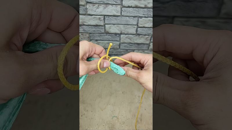 Обязательно запомни эту хитрость! Как можно легко завязать угловой узел на брезенте? #shorts