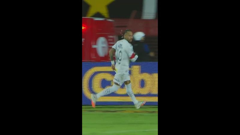 Passe de calcanhar e finalização de Neymar