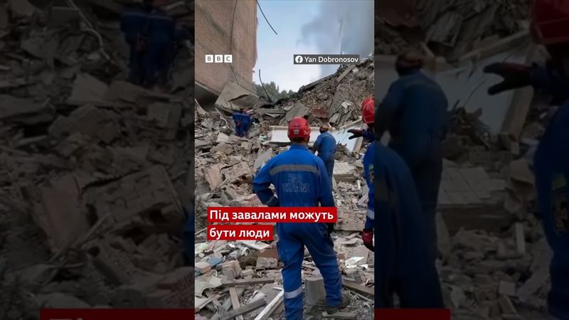 Ракета знесла підʼїзд будинку: нічний обстріл Києва #новини #трамп #shorts