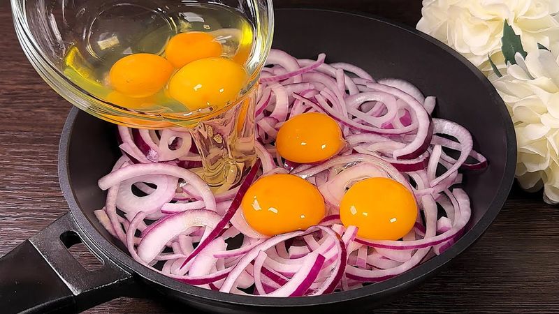 Onions with eggs are better than pizza! It’s so delicious that I cook it every day!