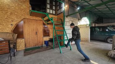 Необычная складывающаяся лестница на чердак, которая отлично вписалась на своё место и не мешает.