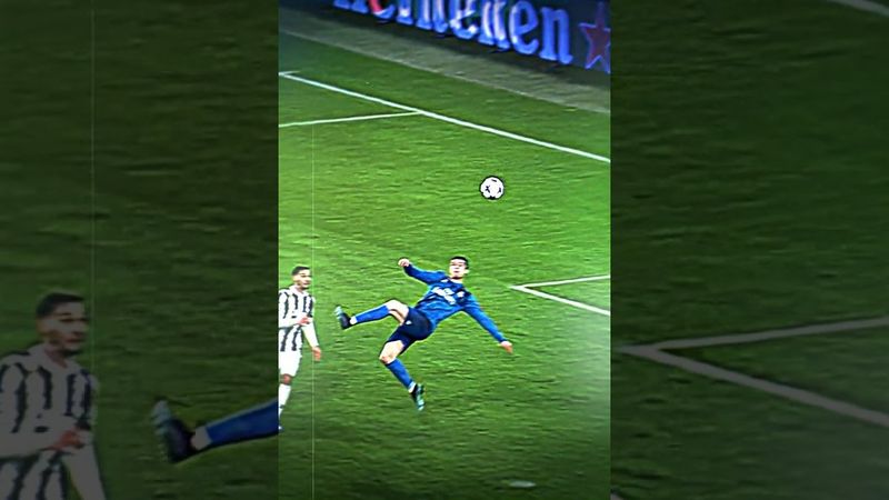 Криштиану Роналду 🥶 забил гол через себя #футбол #шортс #football