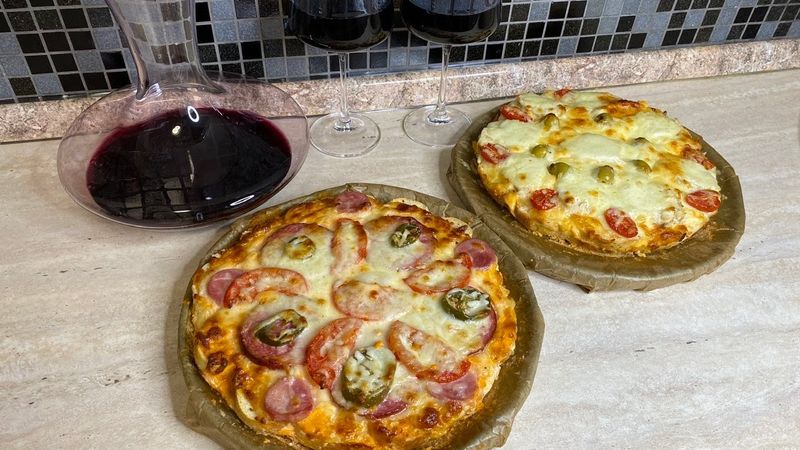 Когда решил сэкономить на доставке. Пицца на хлебе!) смотреть со звуком