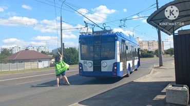 ТРОЛЛЕЙБУС СЛЕТЕЛ С ПРОВОДОВ! ШТАНГА ЗАСТРЯЛА В ПРОВОДЕ