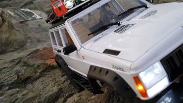 Axial SCX10 II 2000 Jeep Cherokee Song-do CableCar 2