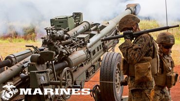Marines statunitensi: potenti obici M777 durante esercitazioni militari alle Hawaii.