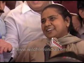 Lalu Prasad Yadav e Mayawati fora do parlamento em 1998