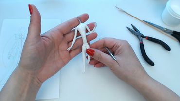 7 Придаем позу и формируем нижнюю часть игрушки