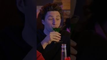 Коктейль "Яблочный мартини" (Appletini) из сериала Клиника #shorts