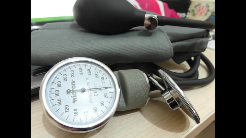 Как Измерить Давление Самому Себе МЕХАНИЧЕСКИМ тонометром