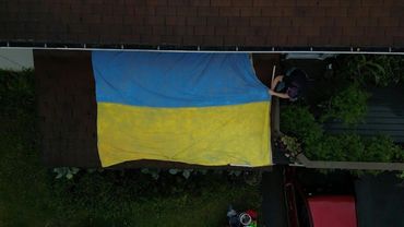 Alaskan puts Ukraine flag on rooftop in protest of Trump-Putin meeting | AFP